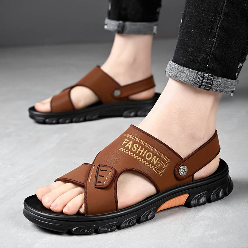 【时尚男士凉鞋】  时尚男士必备！这款精品凉鞋结合舒适、百搭与时尚，打造出独特的穿着体验